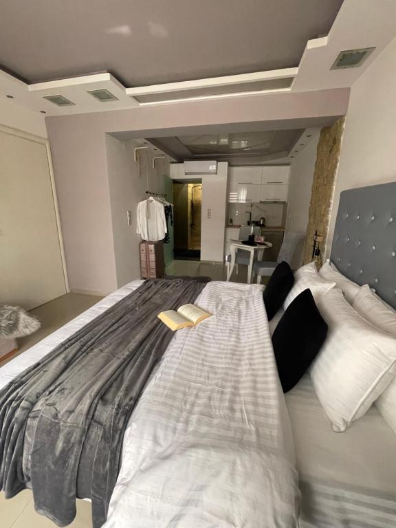 sypialnia z dużym łóżkiem z dwoma książkami w obiekcie KND Living Concept - Standard Room w Heraklionie