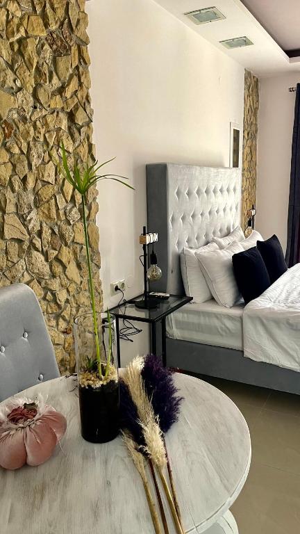 Pokój z łóżkiem, stołem i kanapą w obiekcie KND Living Concept - Standard Room w Heraklionie