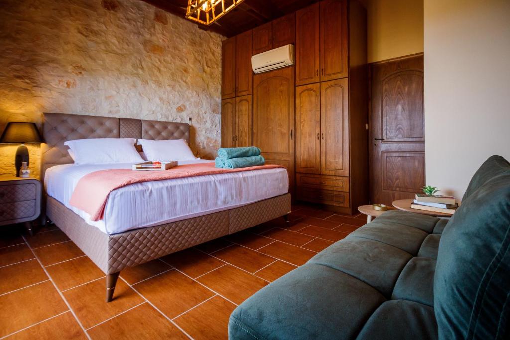 Posteľ alebo postele v izbe v ubytovaní Villa Diamante -Seafront Stone Villa for 5 with Stunning Sunset Views By Villa Mana Gers