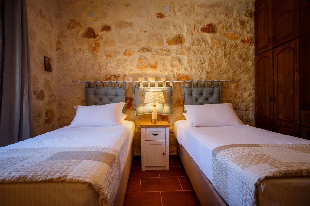 Posteľ alebo postele v izbe v ubytovaní Villa Diamante -Seafront Stone Villa for 5 with Stunning Sunset Views By Villa Mana Gers