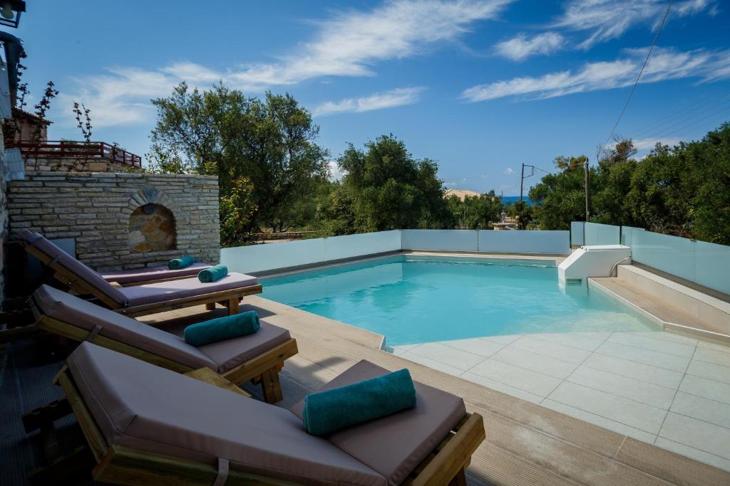 Bazén v ubytovaní Villa Diamante -Seafront Stone Villa for 5 with Stunning Sunset Views By Villa Mana Gers alebo v jeho blízkosti