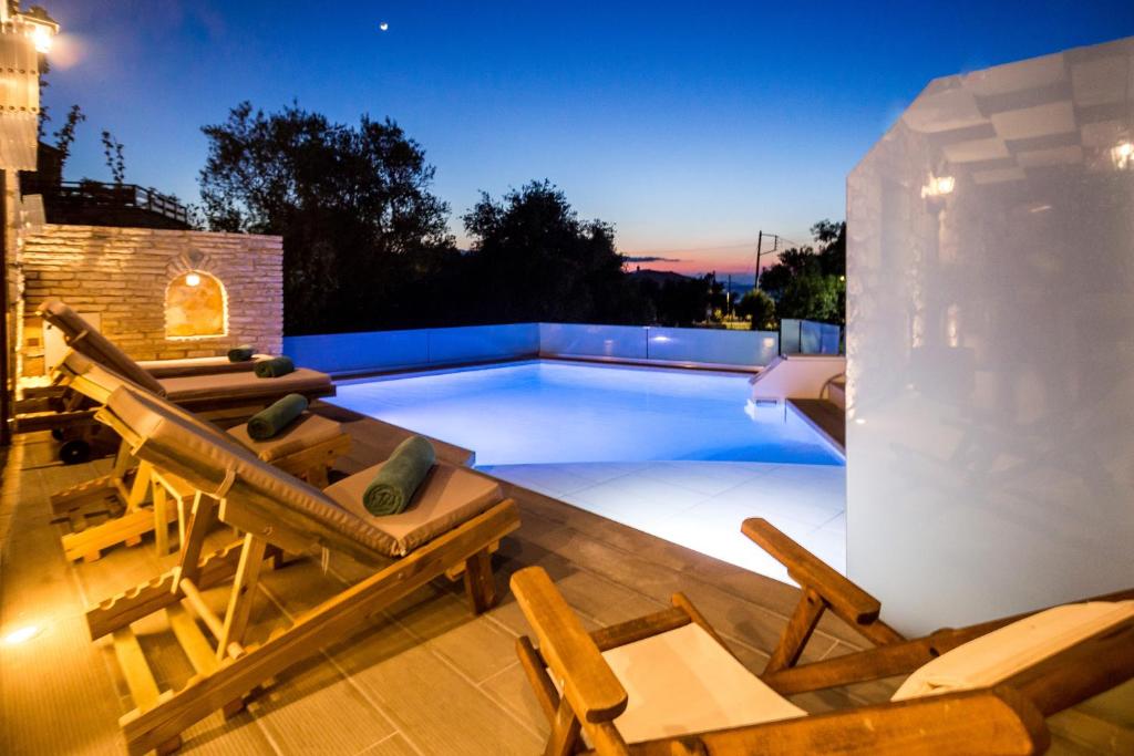 Bazén v ubytovaní Villa Diamante -Seafront Stone Villa for 5 with Stunning Sunset Views By Villa Mana Gers alebo v jeho blízkosti