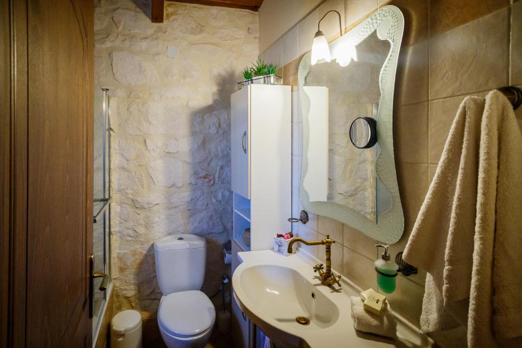 Kúpeľňa v ubytovaní Villa Diamante -Seafront Stone Villa for 5 with Stunning Sunset Views By Villa Mana Gers