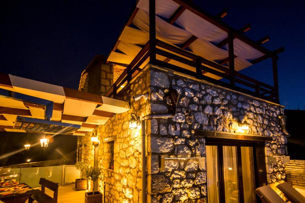 Fotografia z galérie ubytovania Villa Diamante -Seafront Stone Villa for 5 with Stunning Sunset Views By Villa Mana Gers v destinácii Amoudi