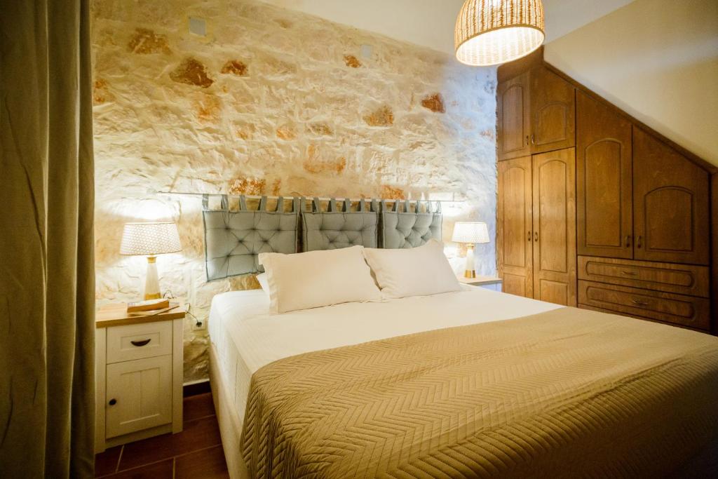 Posteľ alebo postele v izbe v ubytovaní Villa Diamante -Seafront Stone Villa for 5 with Stunning Sunset Views By Villa Mana Gers