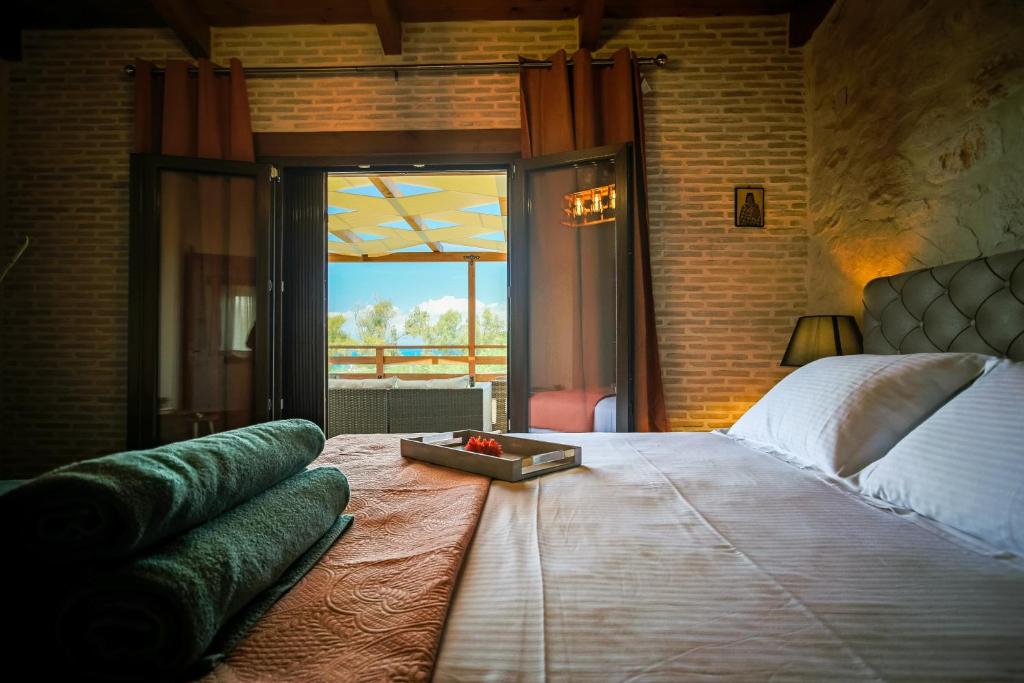 Posteľ alebo postele v izbe v ubytovaní Villa Diamante -Seafront Stone Villa for 5 with Stunning Sunset Views By Villa Mana Gers