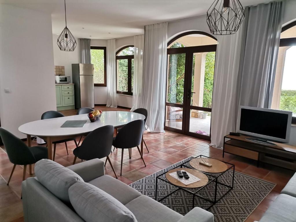 uma sala de estar com um sofá e uma mesa em Black Sea Rama Golf and Villas, Bell Tower Villa em Balchik