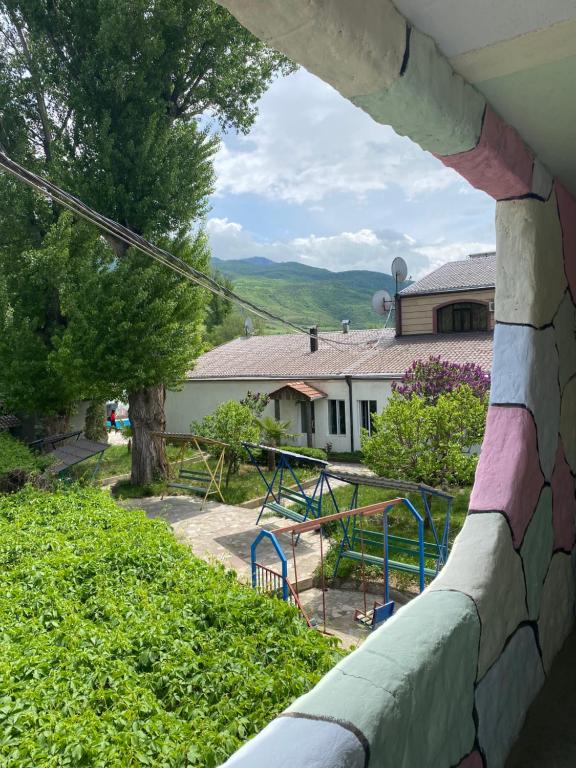 Nespecifikovaný výhled na hory nebo výhled na hory při pohledu z hotelu