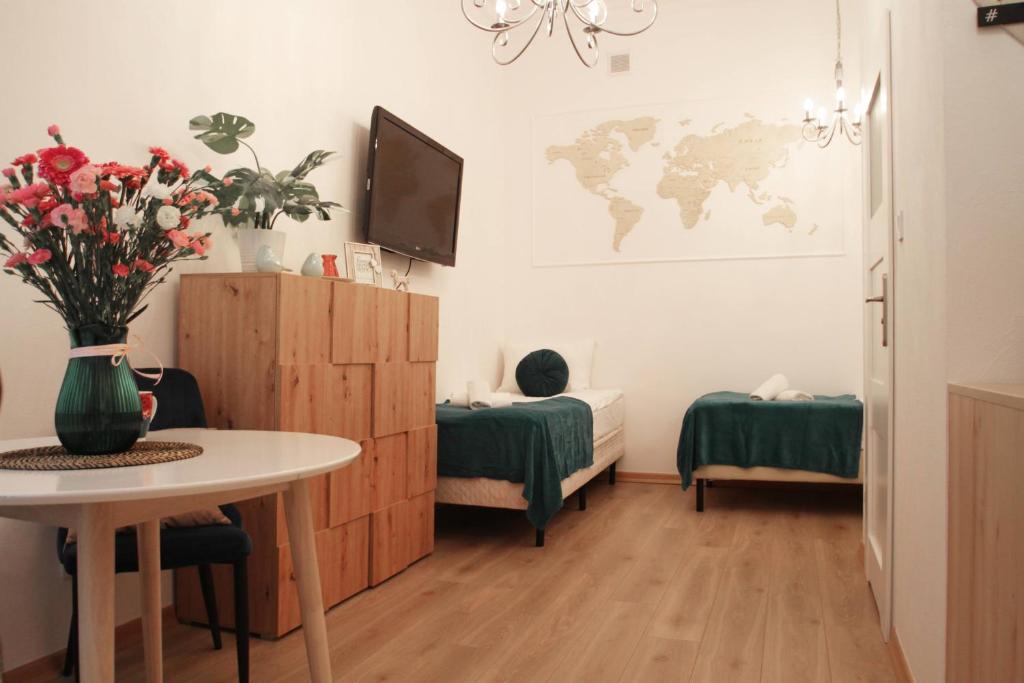 Televízia a/alebo spoločenská miestnosť v ubytovaní Cosy & Perfect Located Apartment