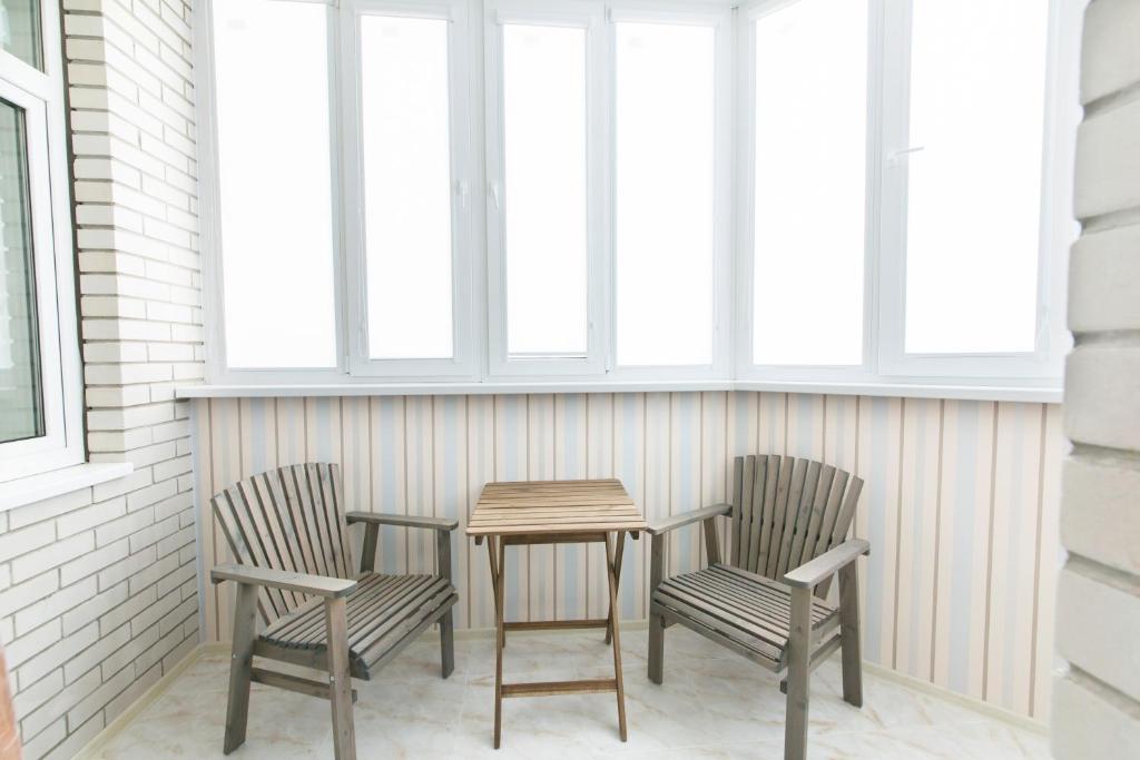 ロストフ・ナ・ドヌにあるKvartirkino - 4の窓際の椅子2脚とテーブル