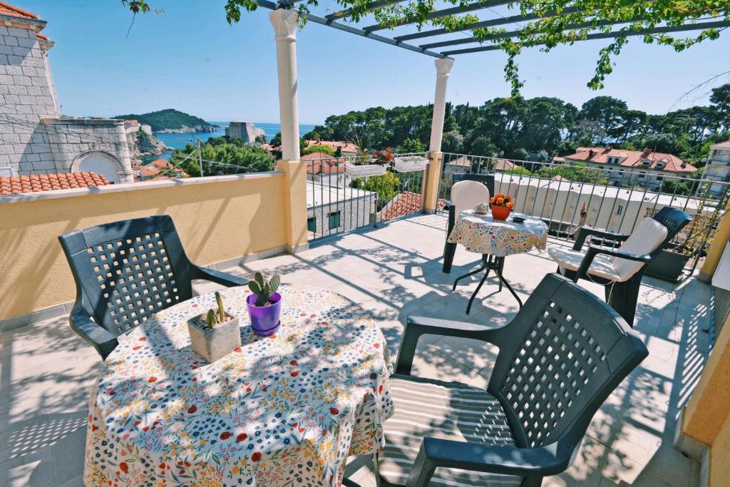 un patio con mesa y sillas en la azotea en Guesthouse Manda, en Dubrovnik