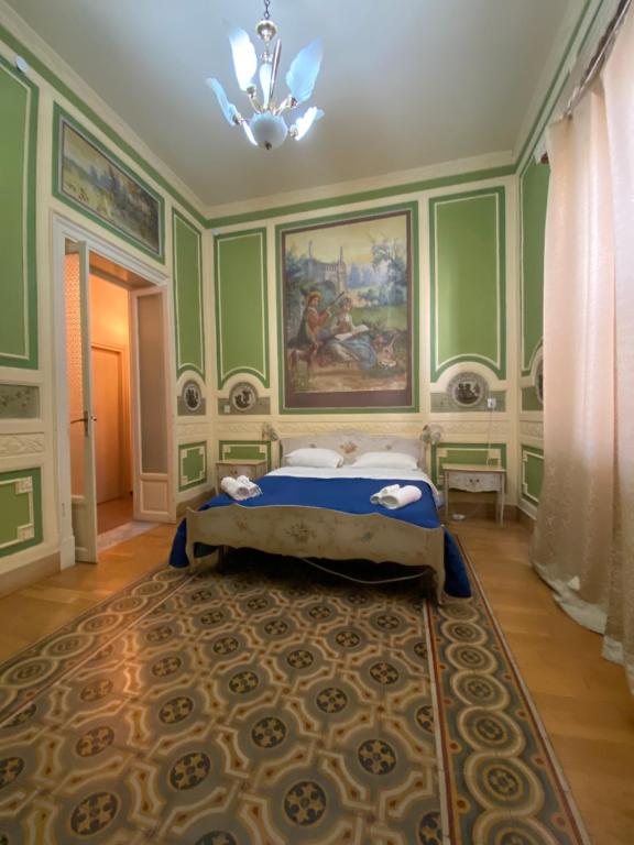 a bedroom with green walls and a bed with a rug at Hollywood Inn Palermo in Palermo