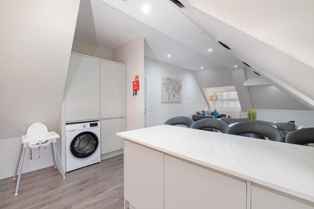 Crown Place 2 & 3 Bedroom Luxury Apts with Parking in Shepperton By 360Stays - Three-Bedroom Apartment