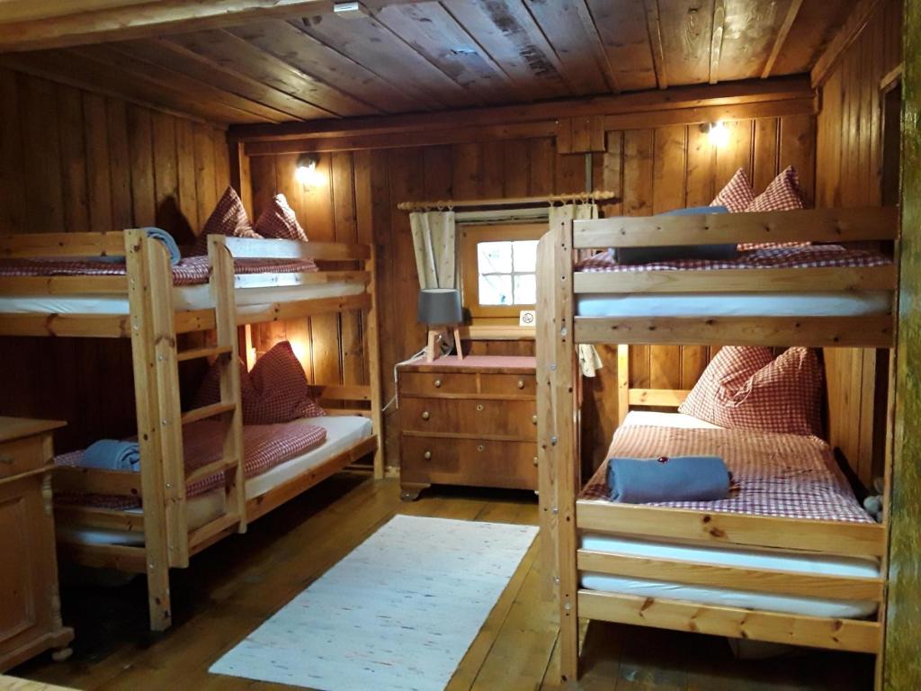 a bedroom with two bunk beds in a cabin at Binderhäusl in Thiersee