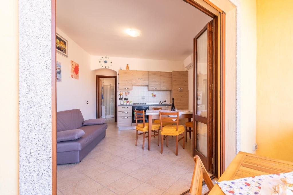 un soggiorno con un divano e un tavolo di Toderix a Castelsardo