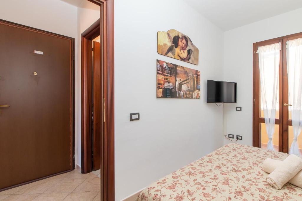 una camera con un letto e una foto appesa al muro di Toderix a Castelsardo