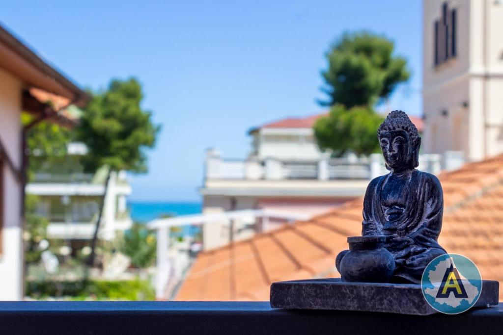 una statua di una persona seduta su un tavolo di Bienvenue à Silvi - la casa accogliente a Silvi Paese