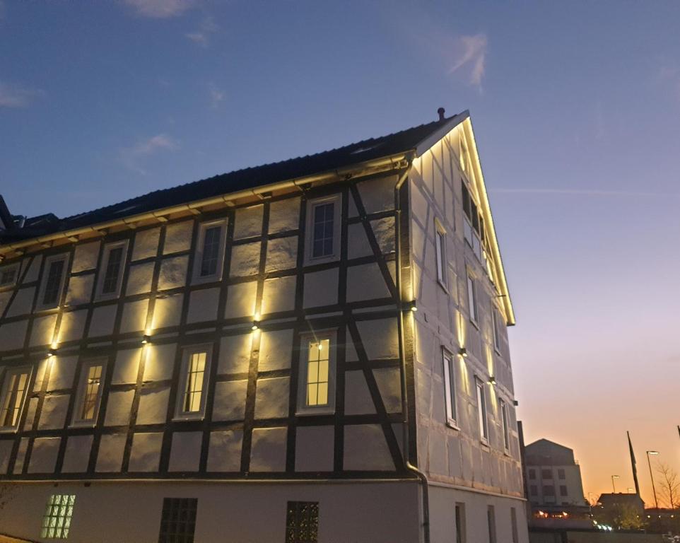 un edificio con luz que brilla en su lateral en Hotel Apartment Ferienwohnung Meyenhof Frankenberg Eder en Frankenberg