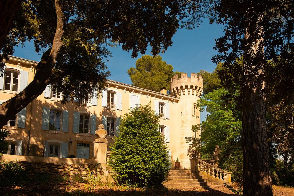 een kasteel met een trap voor een gebouw bij Château la Sable, chambres d'hôtes in Cucuron