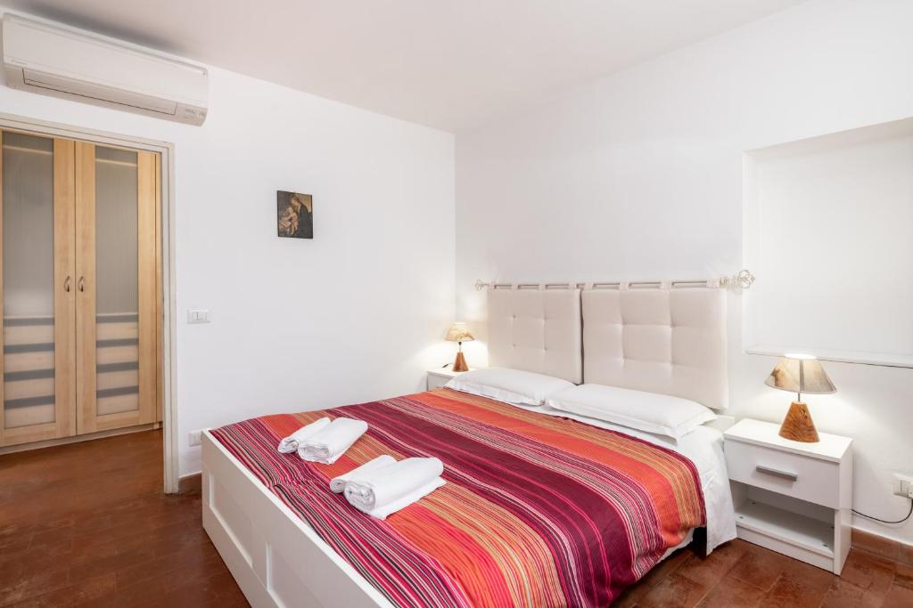Una cama o camas en una habitación de Torre dei Giudi apartments