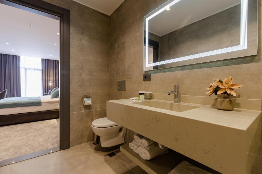 Koupelna v ubytování Hotel Monarch
