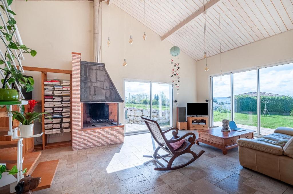 un salon avec une cheminée et un canapé dans l'établissement Maison Origami, à Villeneuve-sur-Lot