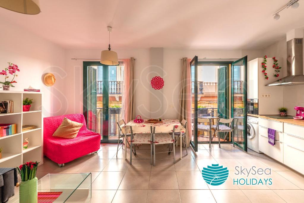 A seating area at SkySea Holidays CITY CENTER SUITES