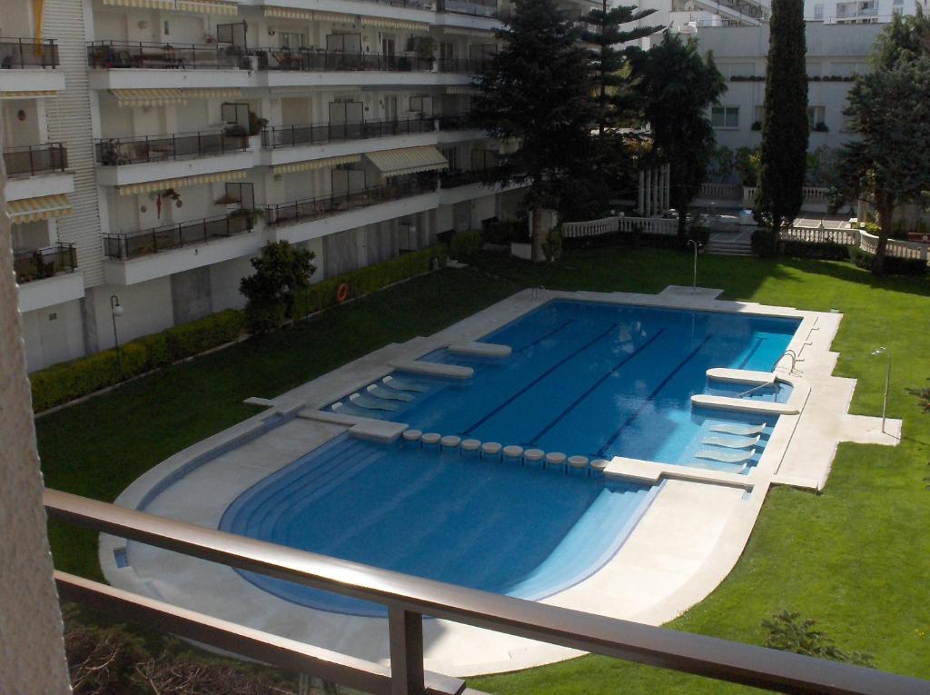 ein leerer Pool vor einem Gebäude in der Unterkunft apartamento 5 estrellas fanals in Lloret de Mar
