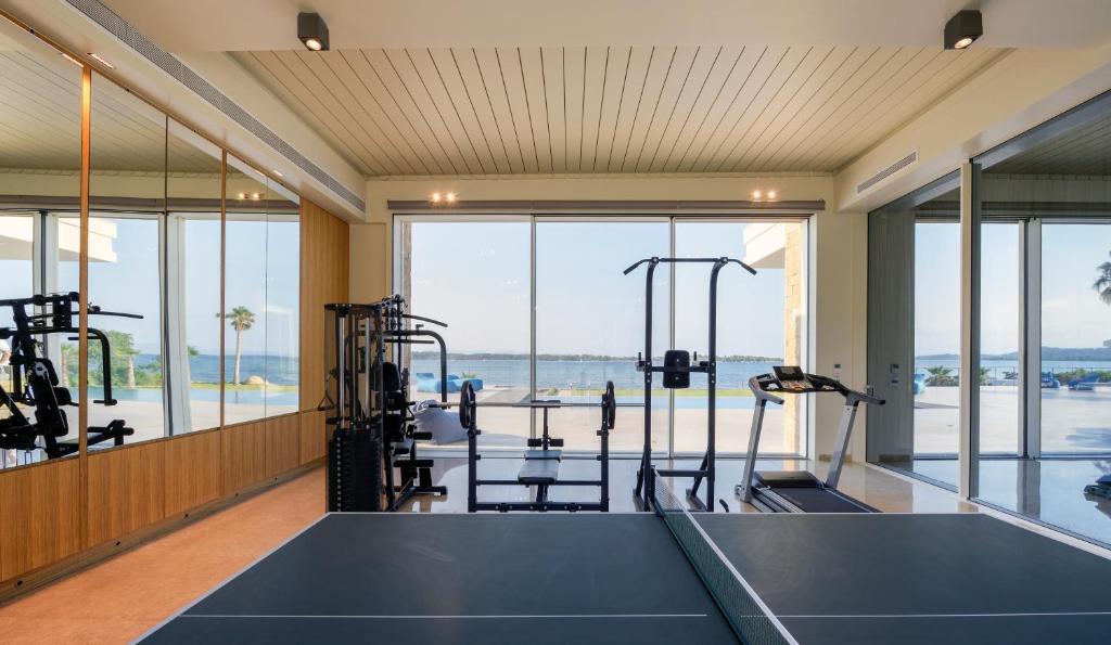 Fitness centrum a/nebo fitness zařízení v ubytování Beachfront Villa Natalia with Two Private Pools