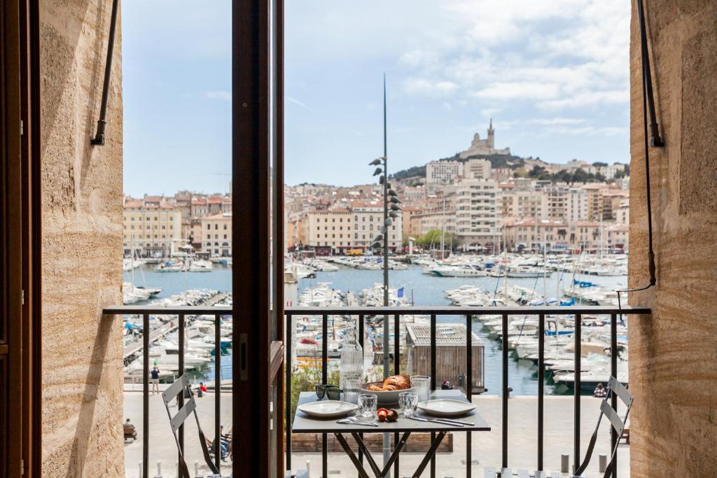- un balcon offrant une vue sur le port de plaisance dans l'établissement PREMIERE LIGNE - Bel appartement en 1ère ligne du Vieux e, à Marseille