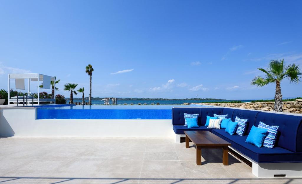 Bazén v ubytování Beachfront Villa Natalia with Two Private Pools nebo v jeho okolí
