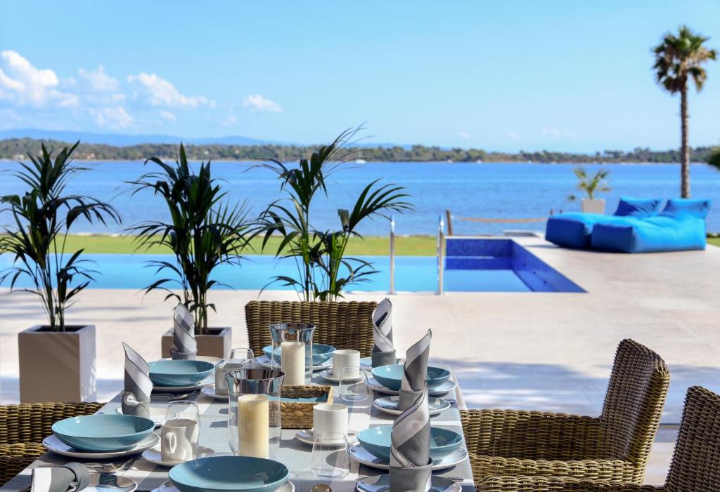 Bazén v ubytování Beachfront Villa Natalia with Two Private Pools nebo v jeho okolí