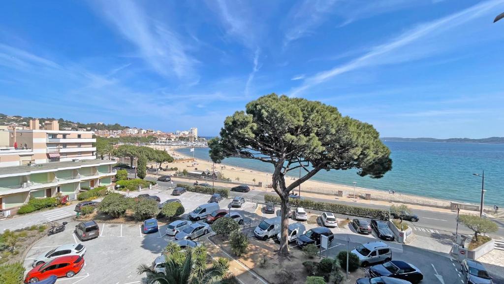 - une vue sur un parking à côté d'une plage dans l'établissement Splendid Azur, à Sainte-Maxime