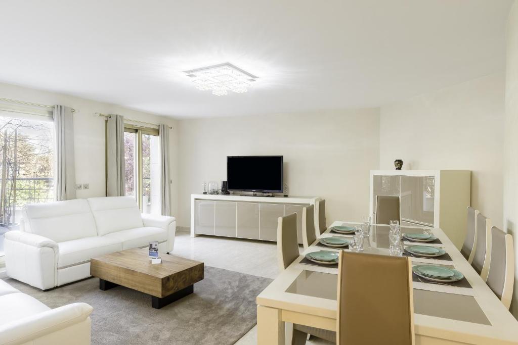 卡魯雷埃奎耶的住宿－L'HAUTERIVE - Magnifique T3 piscine tennis Caluire，白色的客厅配有桌子和沙发