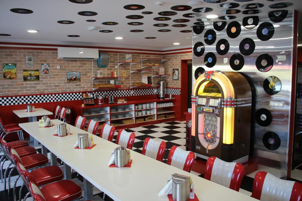 Restaurace v ubytování Jukebox Hotel