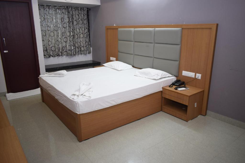 Postel nebo postele na pokoji v ubytování Hotel Vijay Krishna