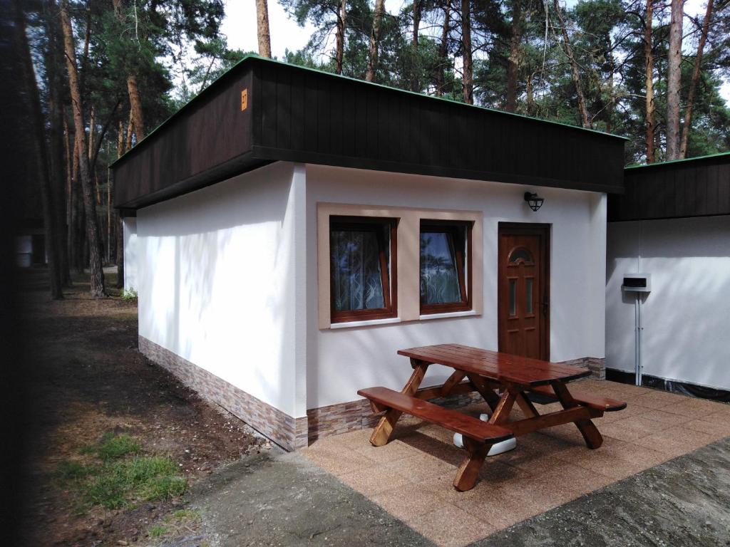 mały domek ze stołem piknikowym przed nim w obiekcie Bungalov Elite w mieście Staré Splavy