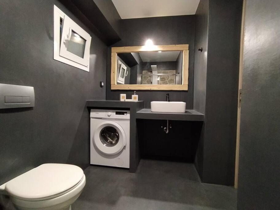 A bathroom at Rock N Sun - Brand new apartment in Ermioni