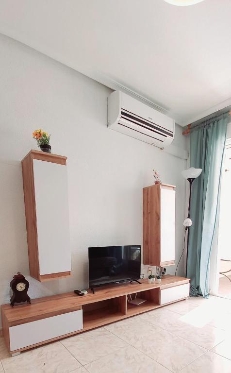 A television and/or entertainment centre at Gran Playa View Apartment