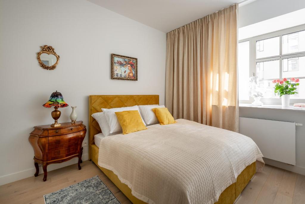 Postel nebo postele na pokoji v ubytování Apartament Wenecja Błękitna - Młyn Maria - Art Apartments