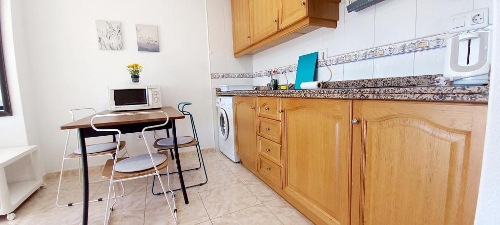 A kitchen or kitchenette at Gran Playa View Apartment