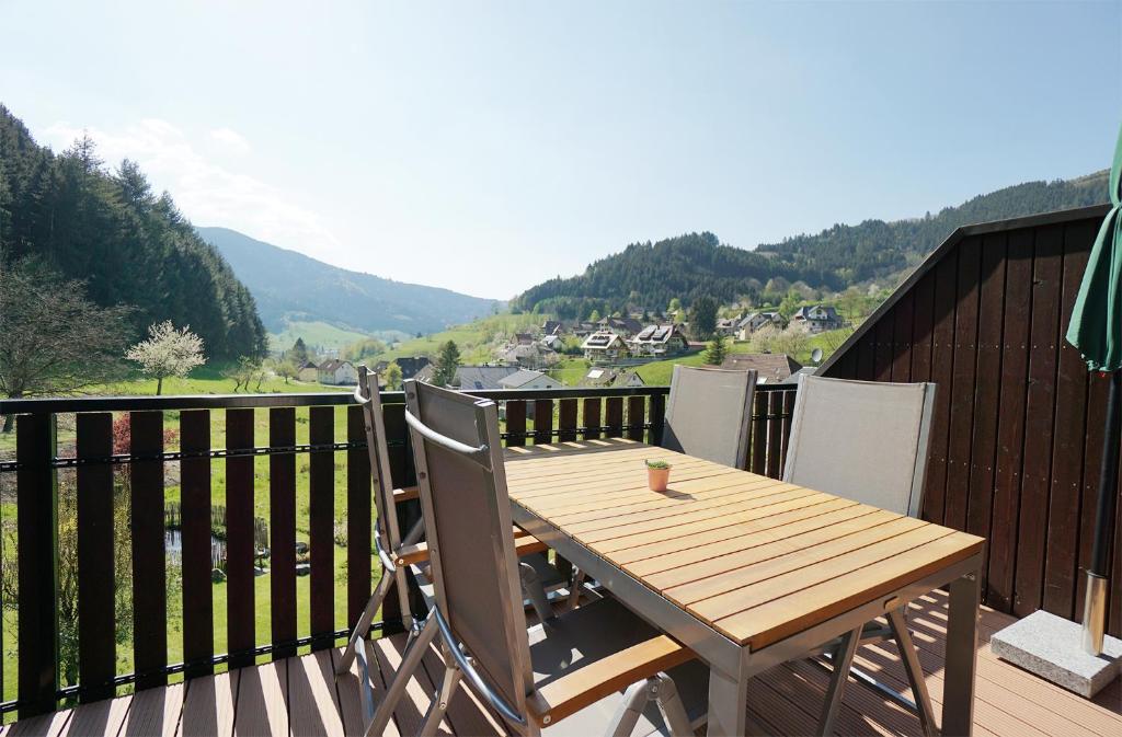 una mesa de madera y sillas en una terraza con vistas en Schultiskopf - Stubenhof, Black Forest, en Simonswald