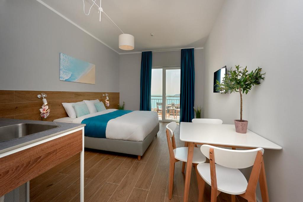 Postel nebo postele na pokoji v ubytování Garni Hotel Larimar