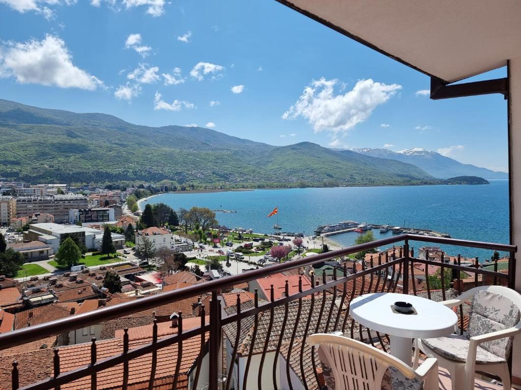 uma varanda com vista para um lago e para as montanhas em Villa Mesokastro em Ohrid