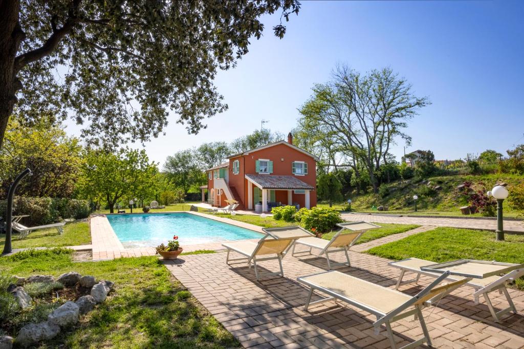 Bazén v ubytovaní Villa LeMarche b&b alebo v jeho blízkosti