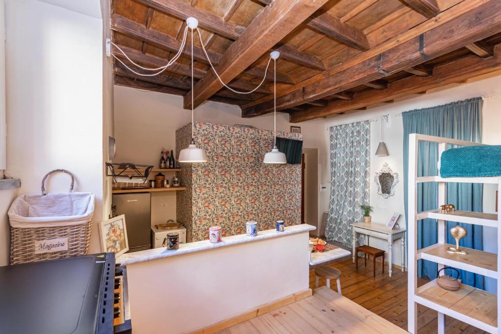 salon z drewnianymi sufitami i telewizorem w obiekcie Loft Alma Rosa vicino a Piazza Vittorio w Turynie