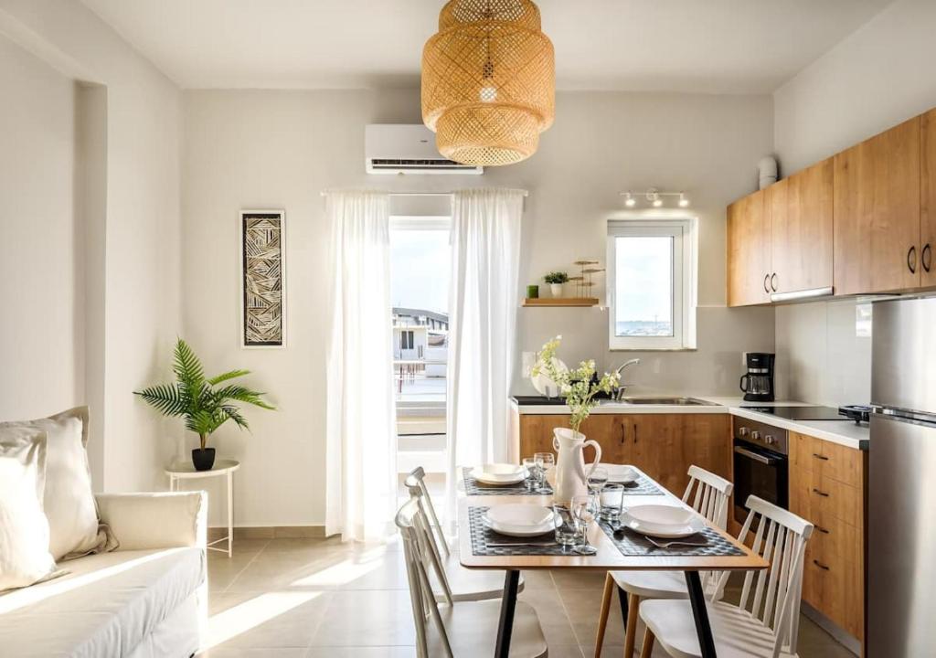uma cozinha e sala de jantar com mesa e cadeiras em Cozy Apartment Evdoxia (2), on foot to the beach em Chania Town