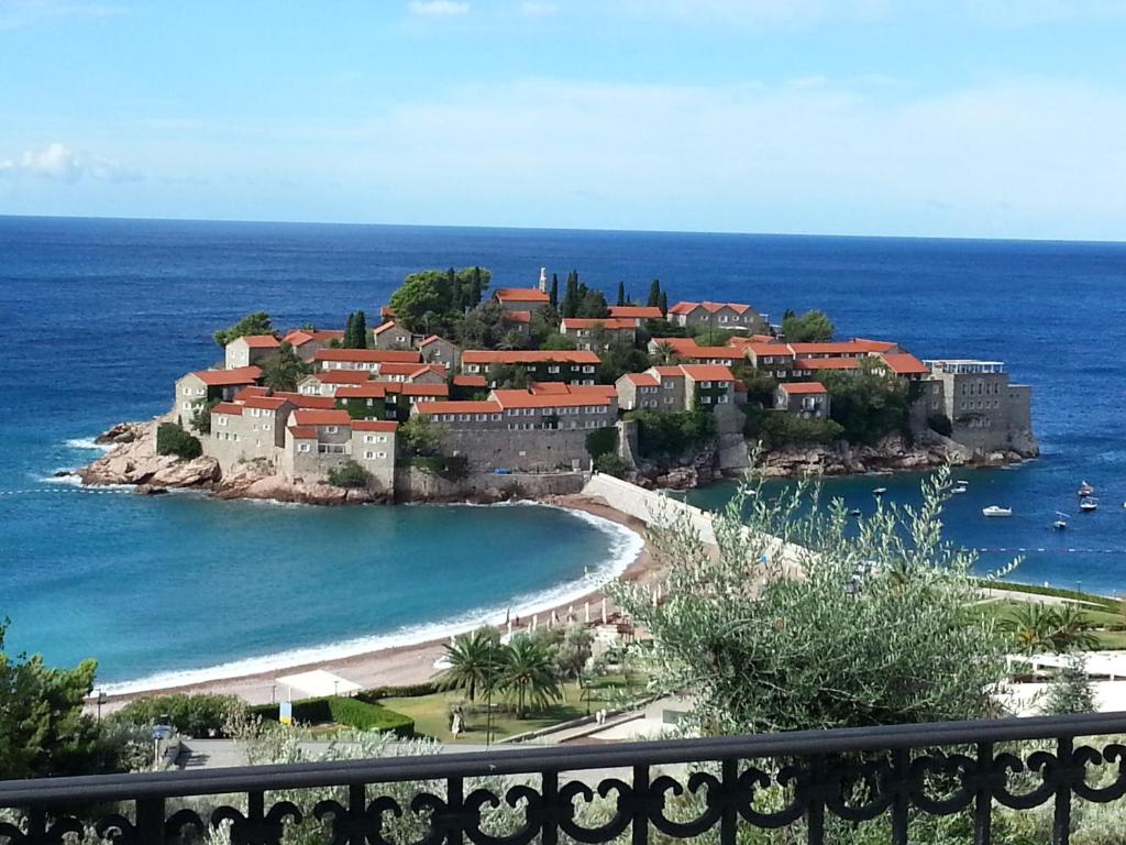 una pequeña isla en medio del océano en Vila Horizont en Sveti Stefan