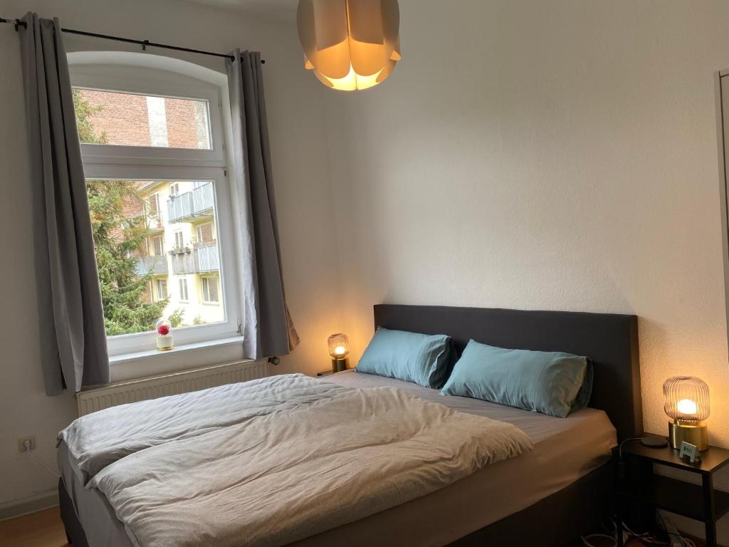 uma cama num quarto com uma grande janela em Cil Apt.- Gemütliche Wohnung am Philosophenweg mit Netflix in zentraler & ruhiger Lage em Kassel