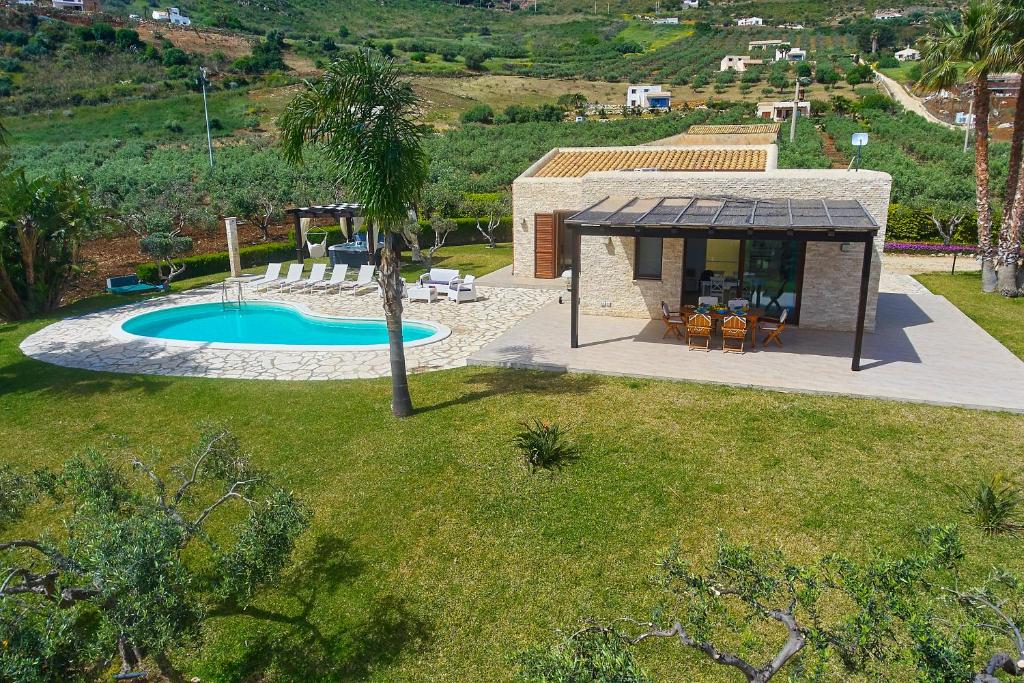 una vista aérea de una casa con piscina en Villa delle Stelle en Scopello